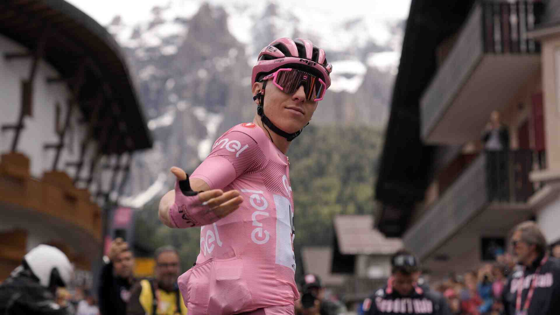 Immagine di Il racconto rosa di Tadej Pogacar al Giro d’Italia