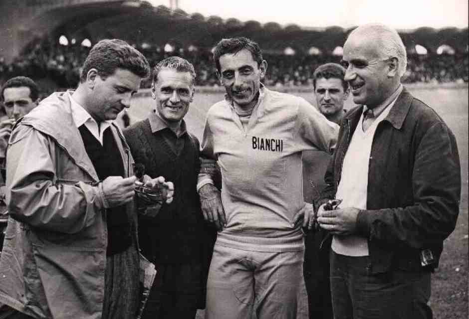 Giovanni&nbsp;<span style="font-family: Arial, Verdana, sans-serif; font-size: 12px;">Mosca &egrave; il secondo da sinistra, tra Zavoli e Coppi</span><div class="adL">&nbsp;</div>