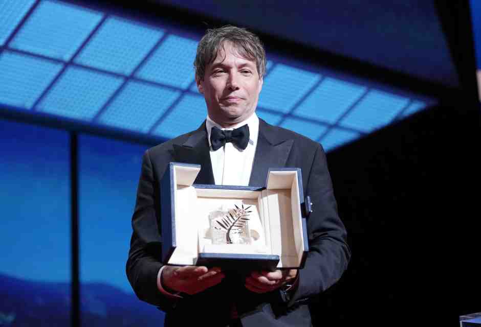 Sean Baker posa con la Palma d'oro al Festival di Cannes (foto Ap)