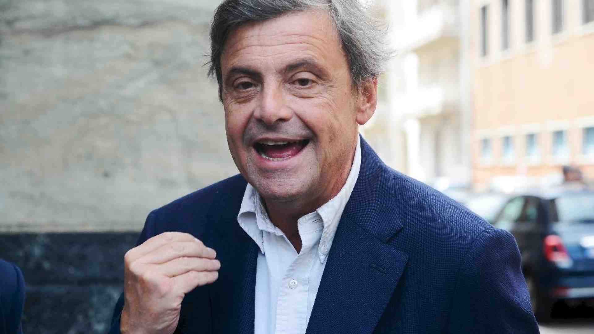 Immagine di Calenda irride Salvini per il post del "tappino Ue"