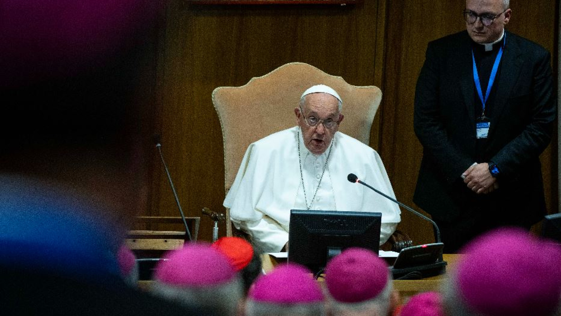 Immagine di I gay nei seminari, il Papa si scusa: «Mai inteso offendere»