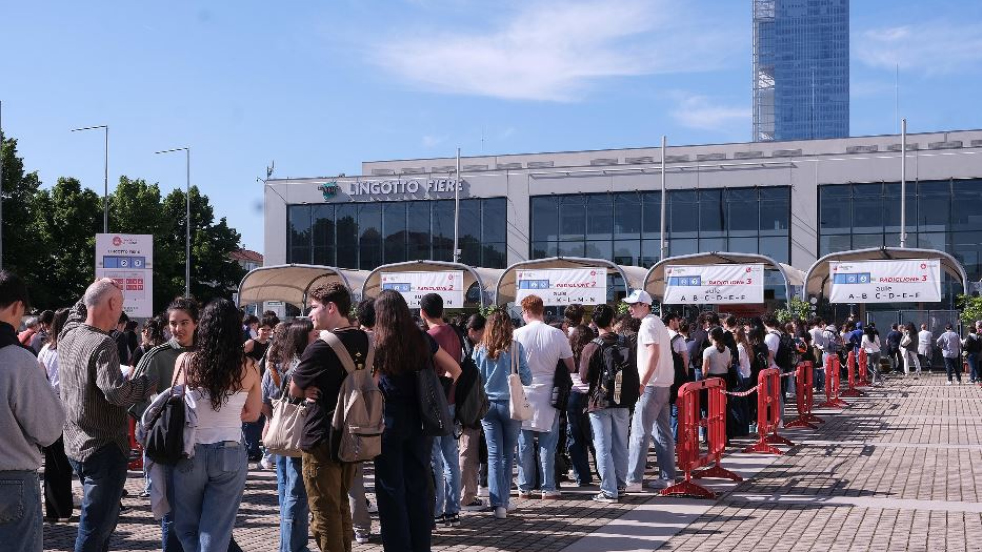 Immagine di La Bibbia, i sogni, la fuga all'estero: in fila coi ragazzi al test di Medicina