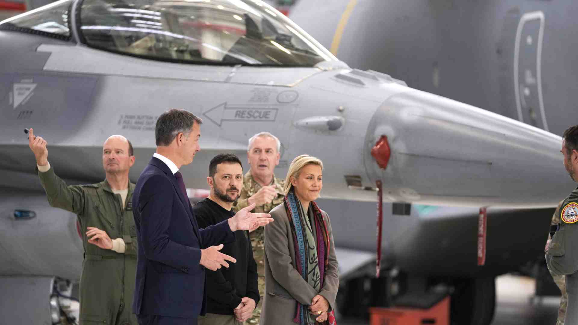 Immagine di Zelensky a Bruxelles. Le coalizioni variabili dei volenterosi per Kyiv, oltre veti e cautele