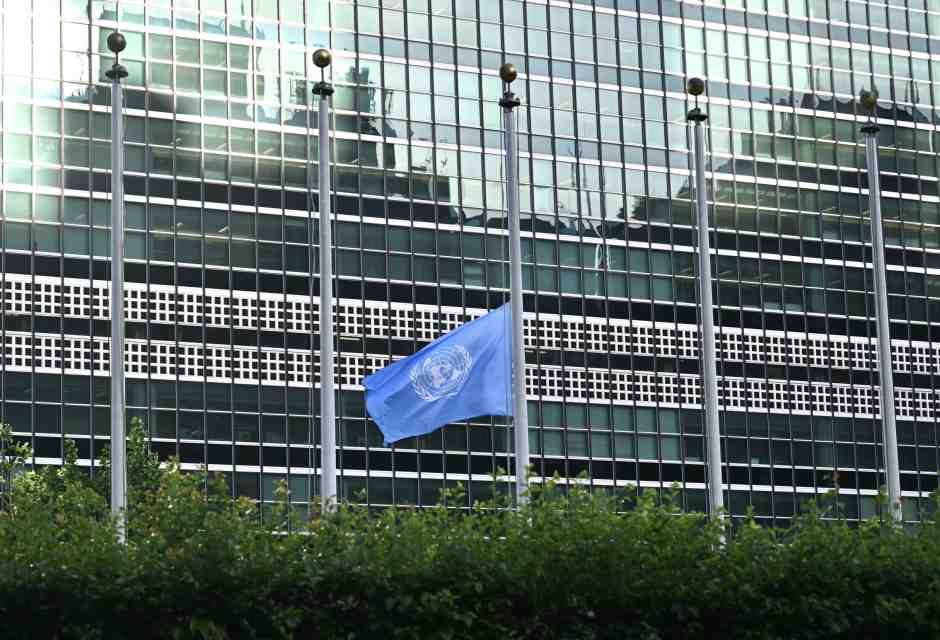 La bandiera dell'Onu a mezz'asta in onore del defunto presidente iraniano Ebrahim Raisi (Foto di Fatih Aktas/Anadolu via Getty Images)&nbsp;<br />