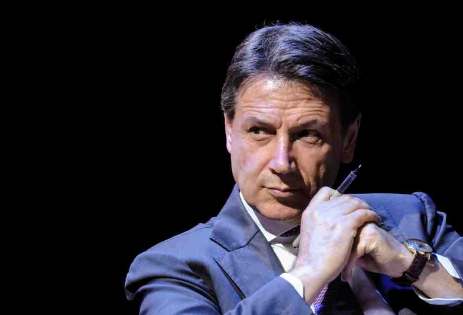 "Meloni non ha il vento a favore, io sì. L'Italia mi ama ancora". Telefonata con Giuseppe Conte