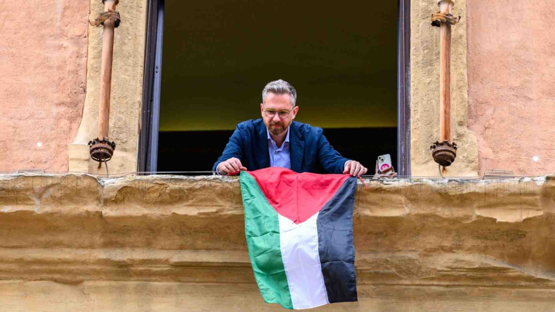 Immagine di Caro Lepore, manca un bandiera