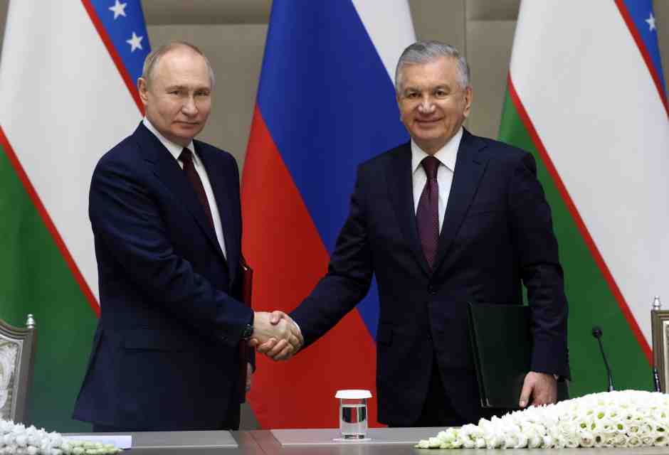  Vladimir Putin e il presidente uzbeco Shavkat Mirziyoyev - foto via Getty Images