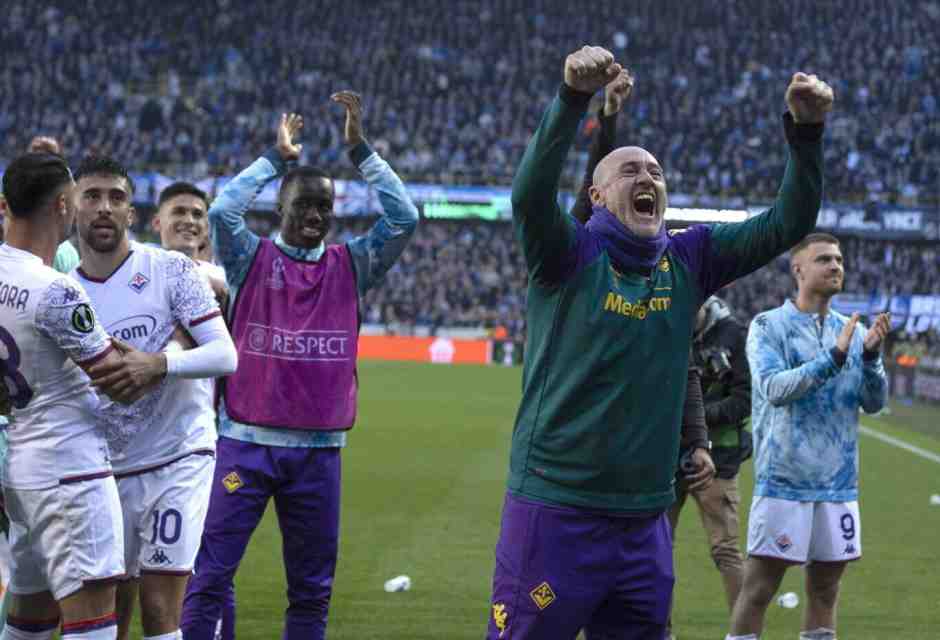 Vincenzo Italiano festeggia con i giocatori della Fiorentina la qualificazione alla finale della Conference League (foto LaPresse)