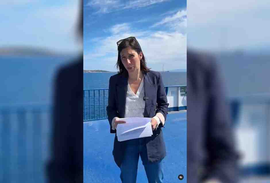 Elly sul ferribotte contro il Ponte sullo Stretto