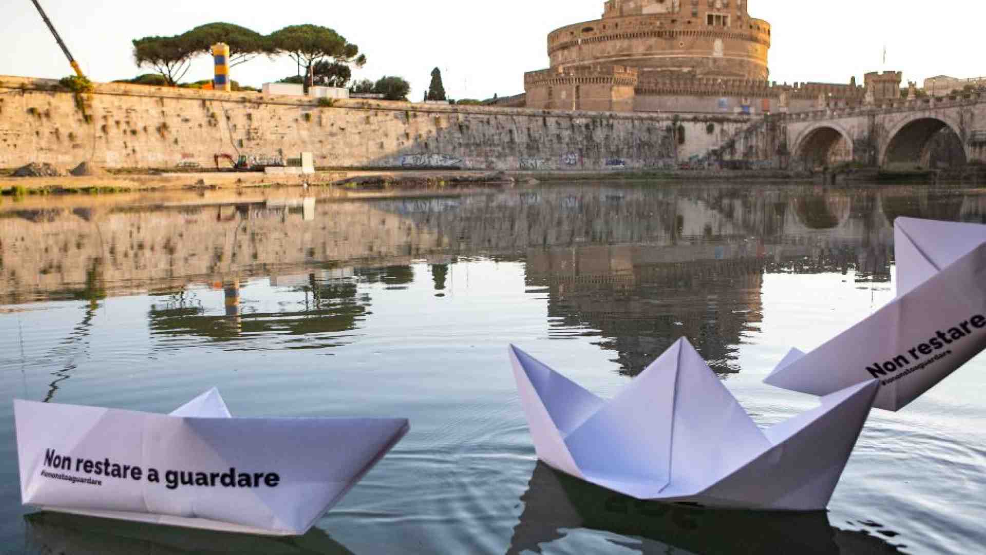 Immagine di Barche di carta nelle fontane di Roma: «No alla criminalizzazione delle ong»
