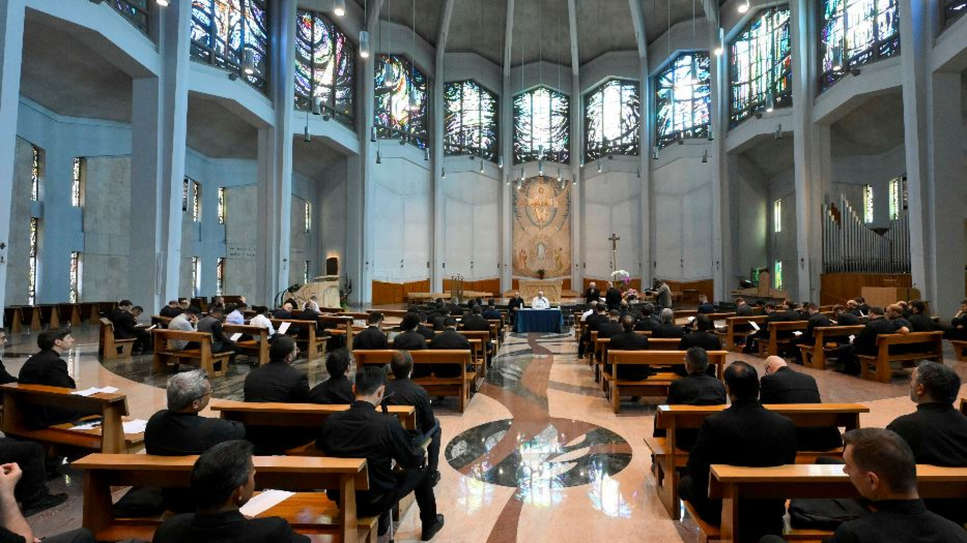 Immagine di Il Papa ai giovani preti: da una crisi non si esce mai da soli