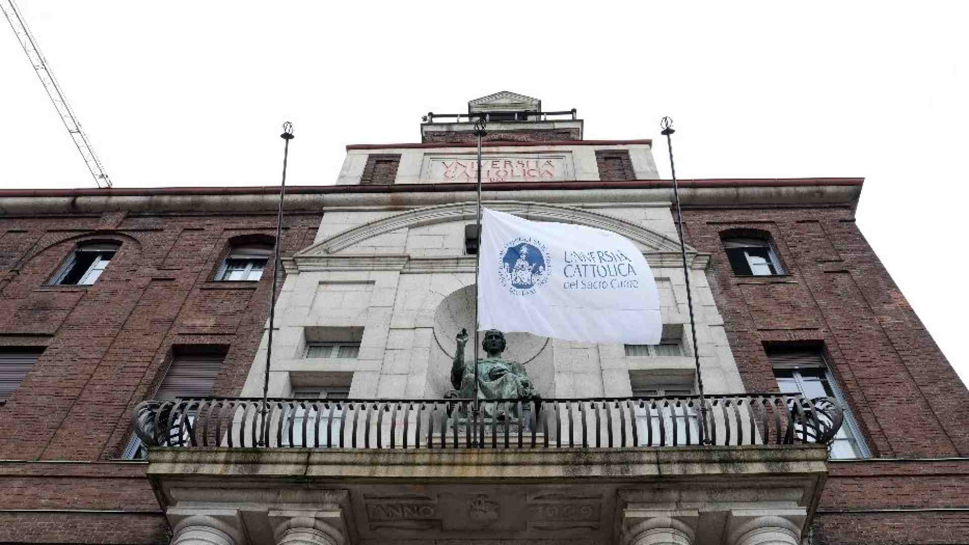 Immagine di L'omaggio di docenti e studenti al rettore scomparso Anelli