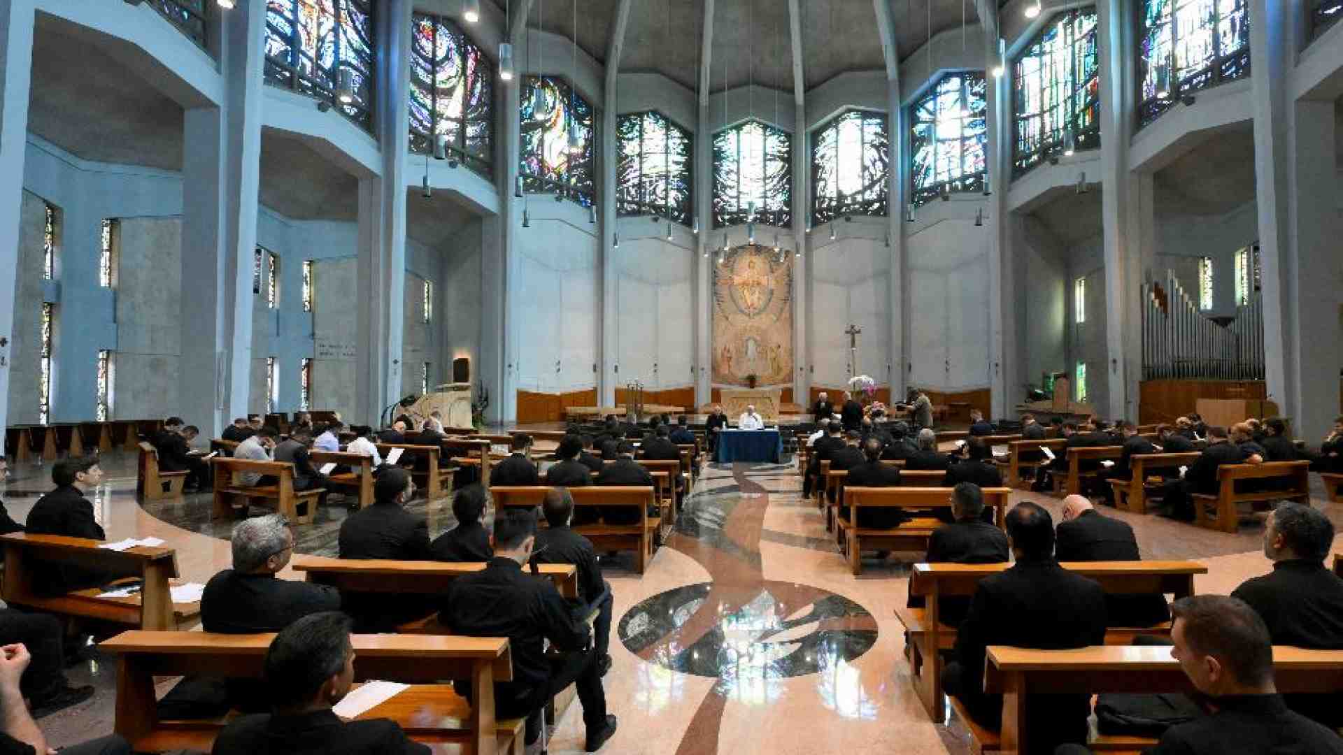 Immagine di Il Papa ai giovani preti: da una crisi non si esce mai da soli