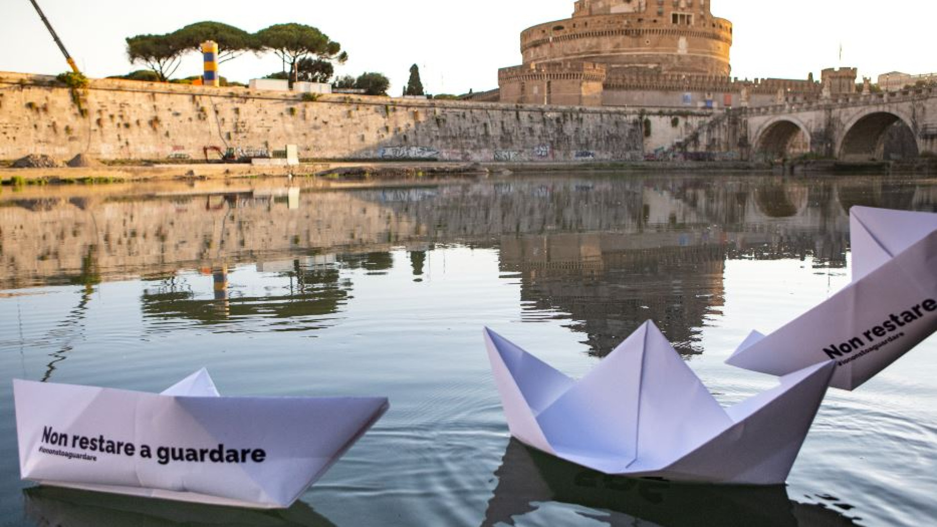 Immagine di Barche di carta nelle fontane di Roma: «No alla criminalizzazione delle ong»