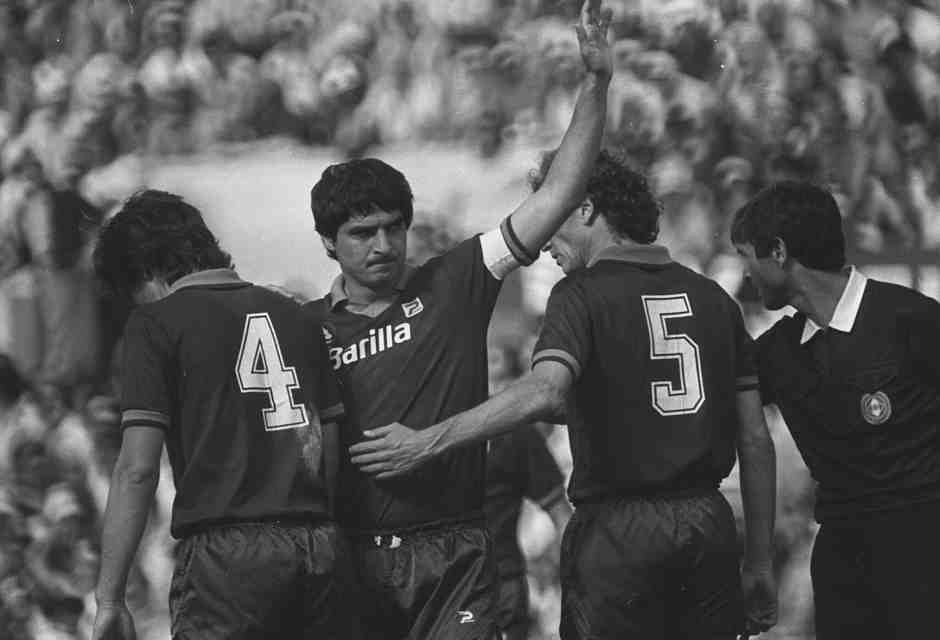 Agostino Di Bartolomei con al braccio la fascia di capitano (foto Ansa)&nbsp;<br />