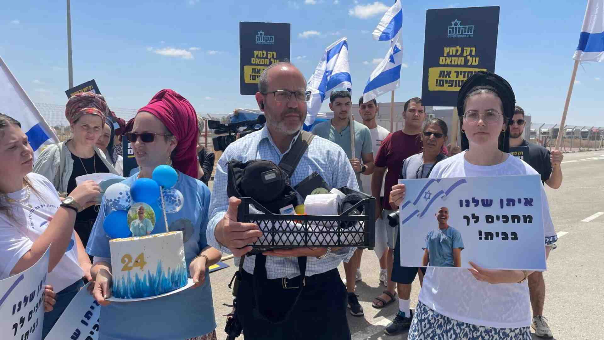 Immagine di Al valico di Kerem Shalom, tra gli aiuti e i lamenti dei parenti degli ostaggi
