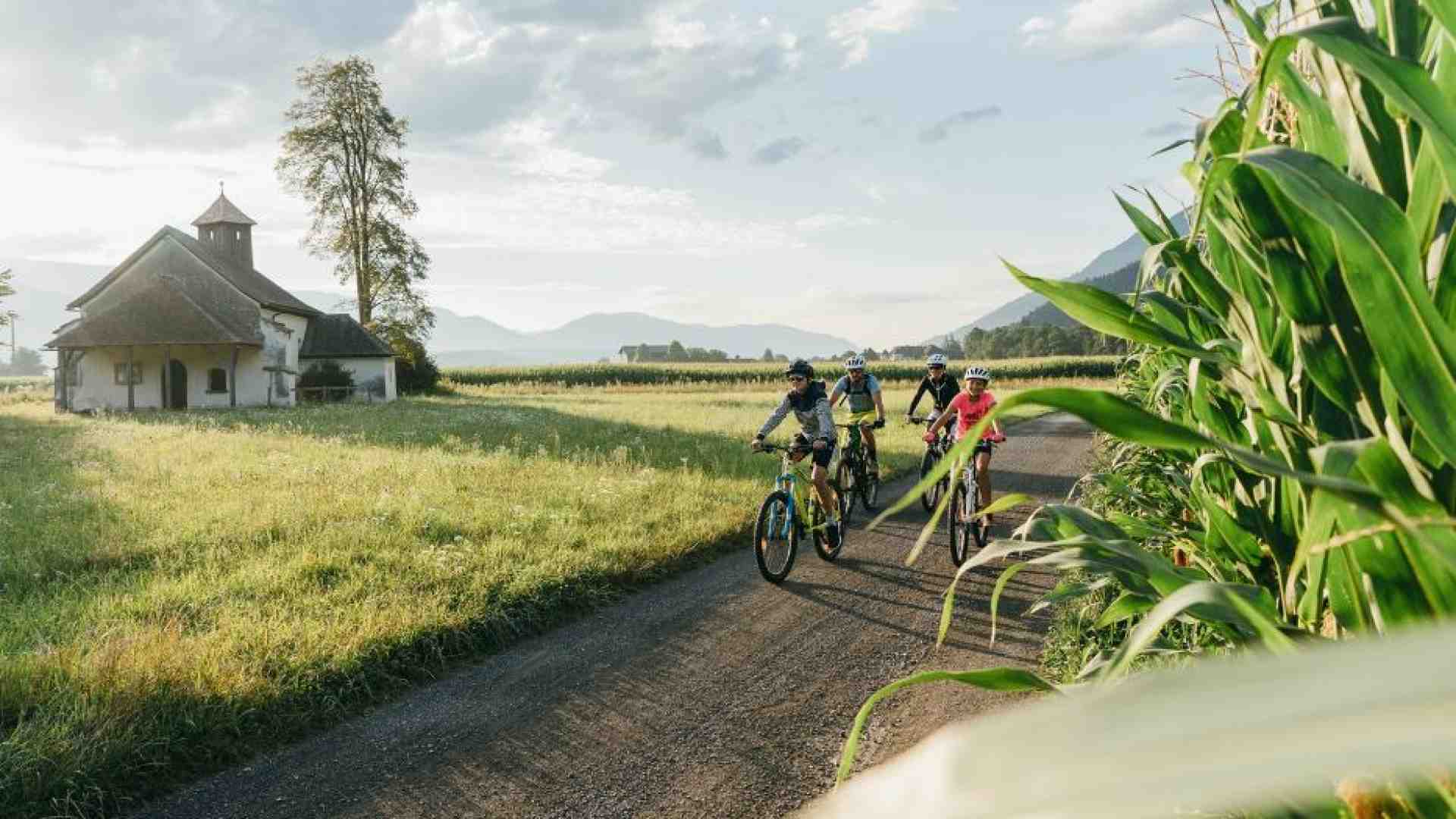 Immagine di Viaggiare pedalando: il cicloturismo è slow, ma va forte