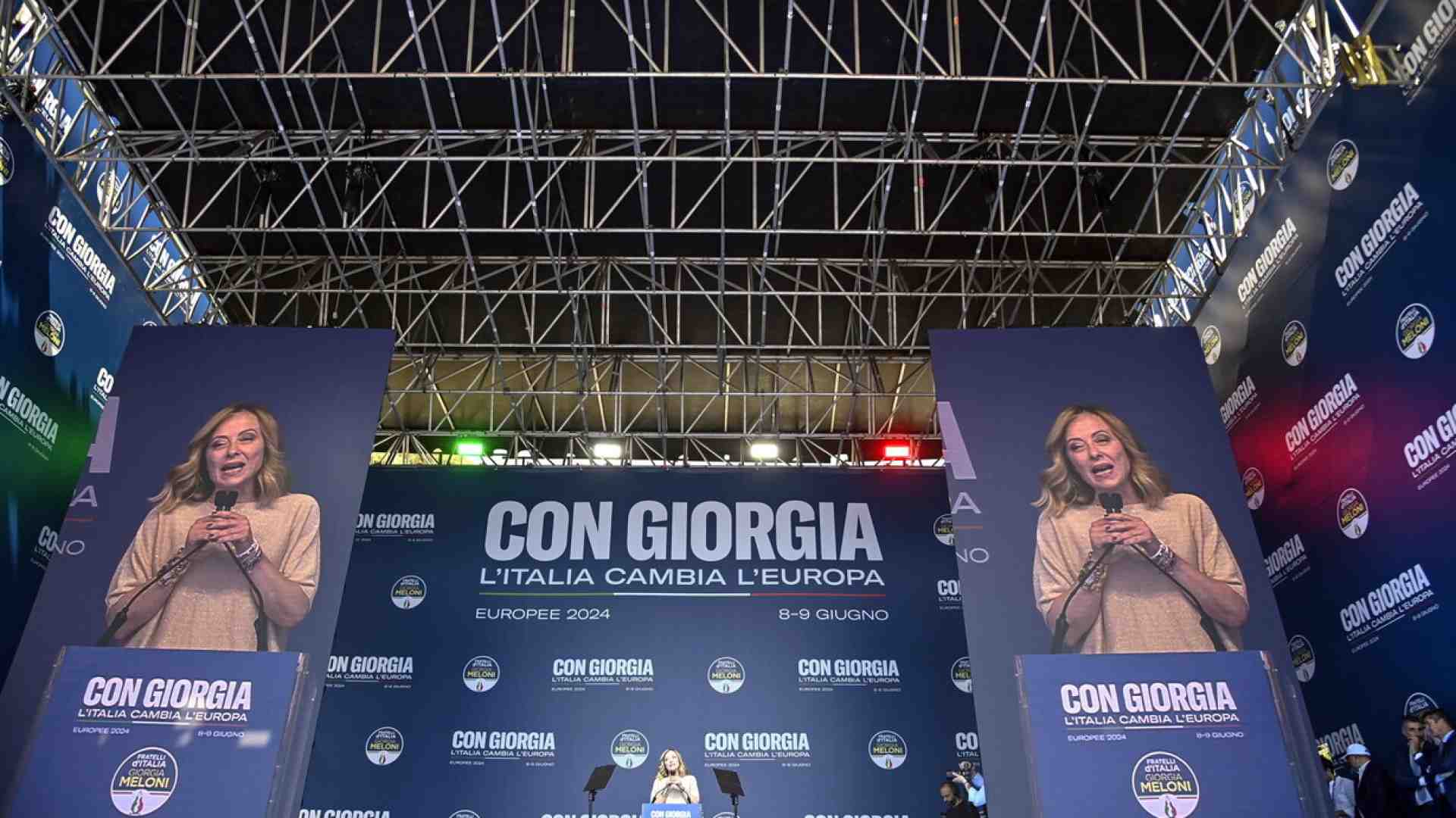 Immagine di Meloni: "Le europee sono un referendum tra visioni opposte". Poi attacca Schlein. La risposta: "Il governo cancella le libertà"