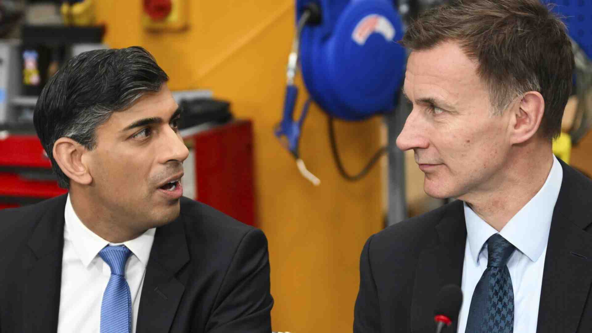 Immagine di Oltre il pil. L’economia inglese in formato Lilliput spiegata con i fatti