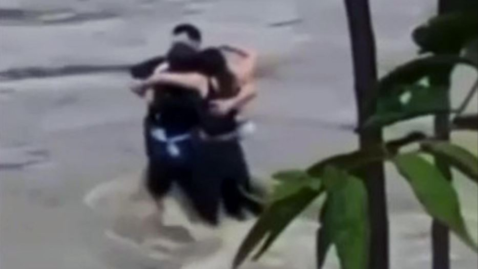 Immagine di Ancora dispersi i tre giovani travolti dalla piena. Ma le ricerche proseguono