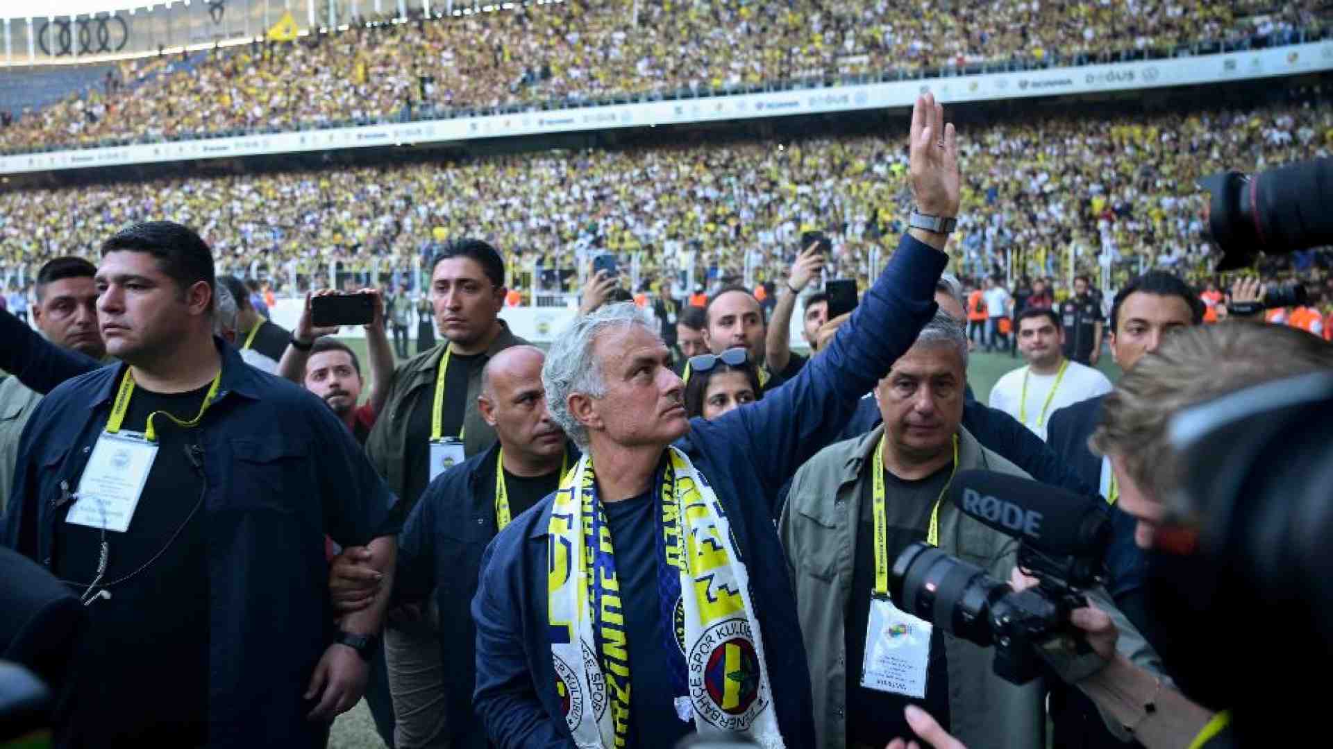 Immagine di Il Venezia sale in Serie A. E Mourinho allenerà in Turchia