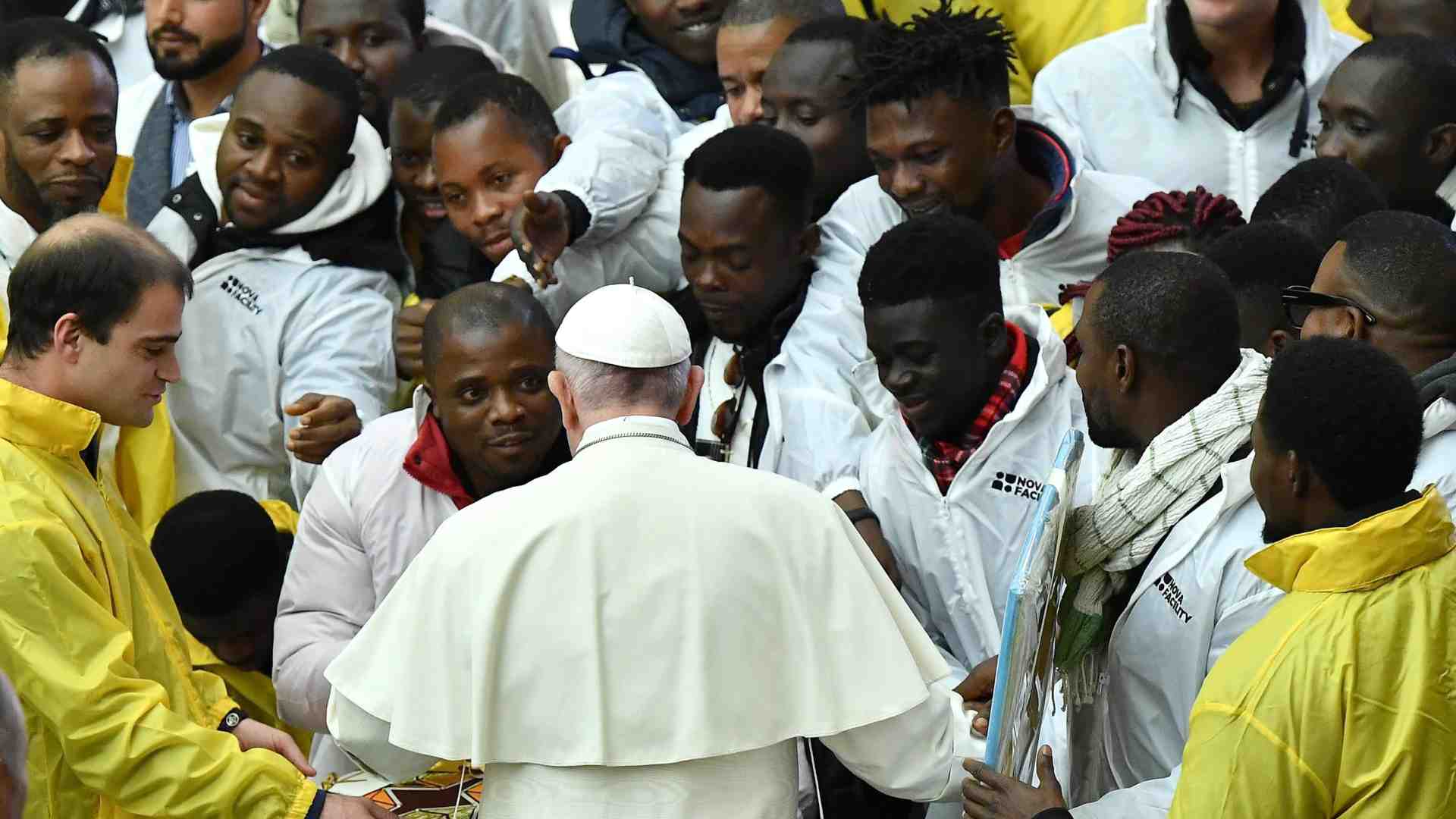 Immagine di Papa Francesco: «Nei migranti assetati e provati incontriamo il Signore»