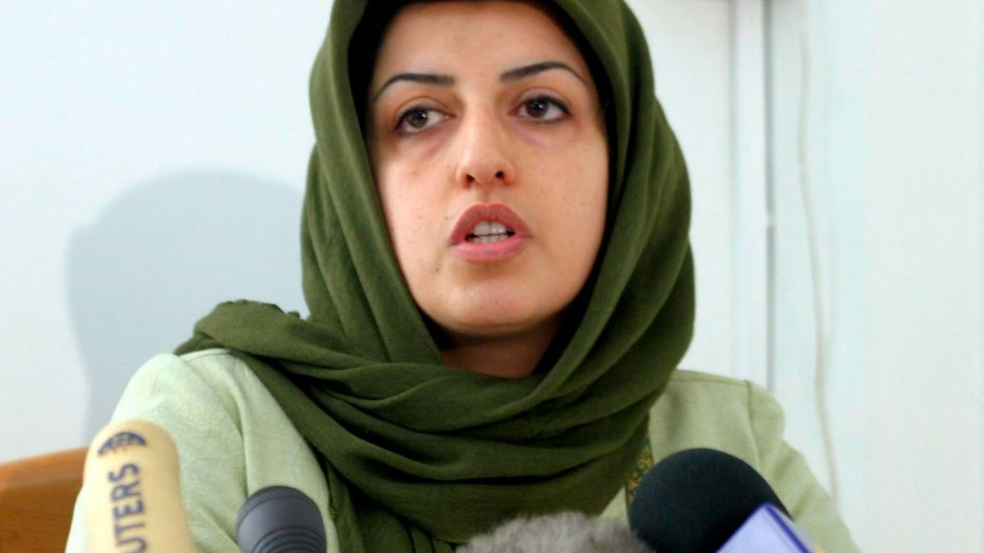 Immagine di Decine di detenute con la Nobel Narges Mohammadi: il suo processo sia pubblico