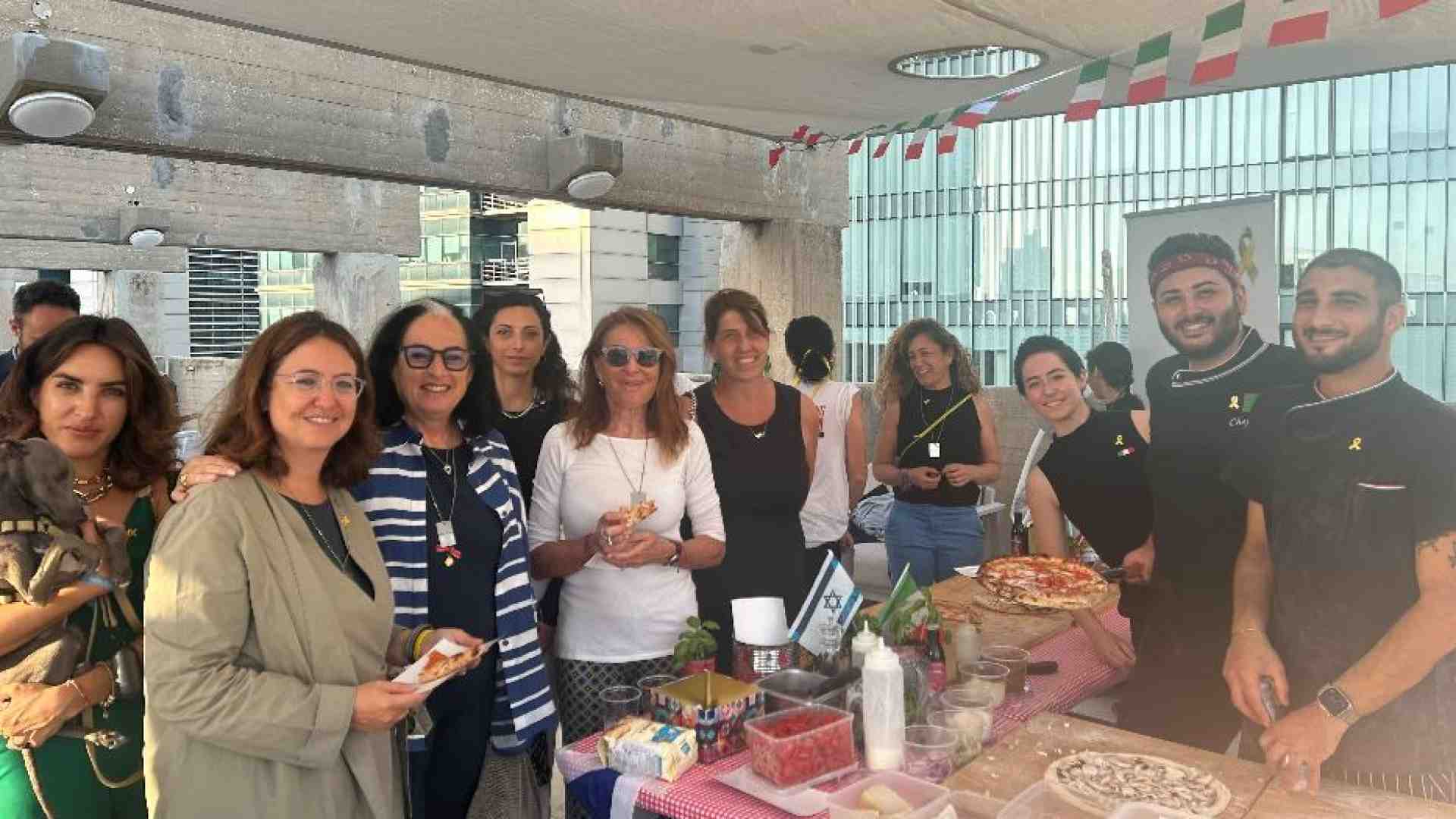 Immagine di Cucinare per gli ostaggi: l'altra solidarietà di Tel Aviv