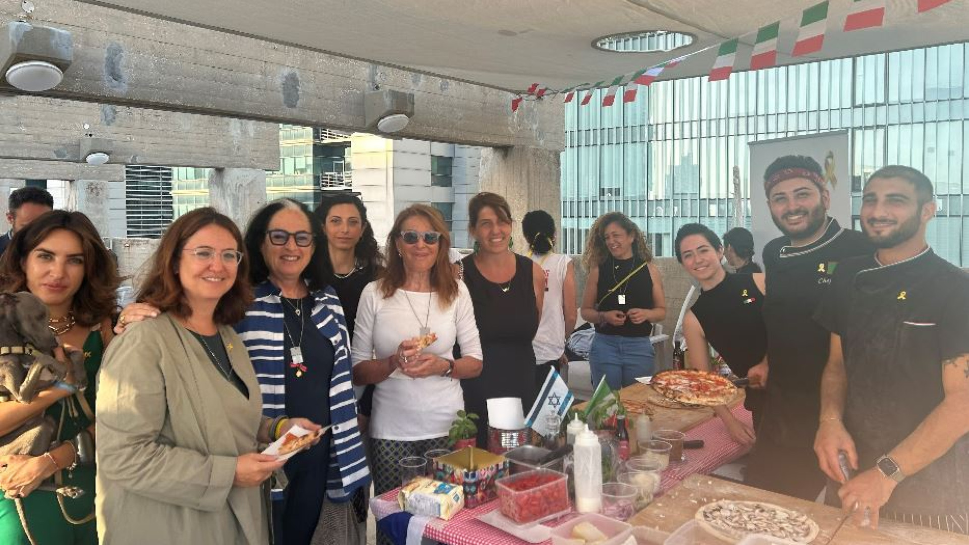 Immagine di Cucinare per gli ostaggi: l'altra solidarietà di Tel Aviv
