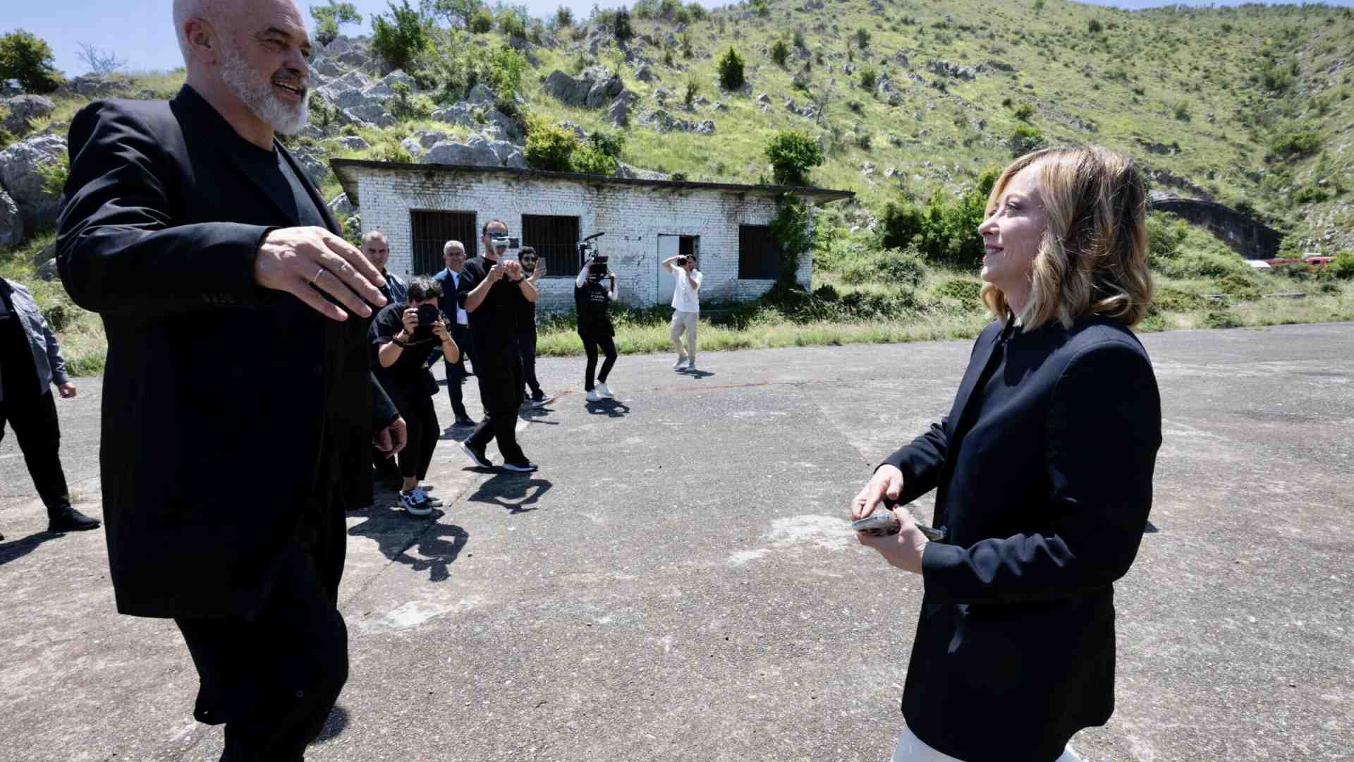 Immagine di Meloni in Albania visita i due centri per migranti: "Operativi dall'inizio di agosto. Saranno un modello per l'Ue"