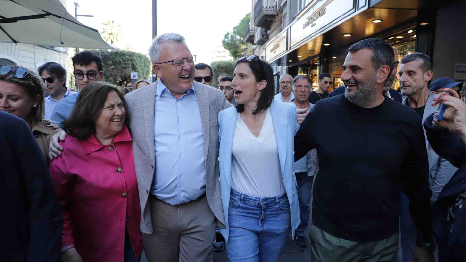 Immagine di Da Benevento a Bari in viaggio con Annunziata. Schlein bacia tutti e Decaro si scatena contro la destra