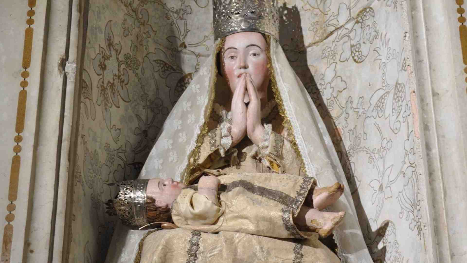 Immagine di Lo splendore della fede nella statua della Madonna
