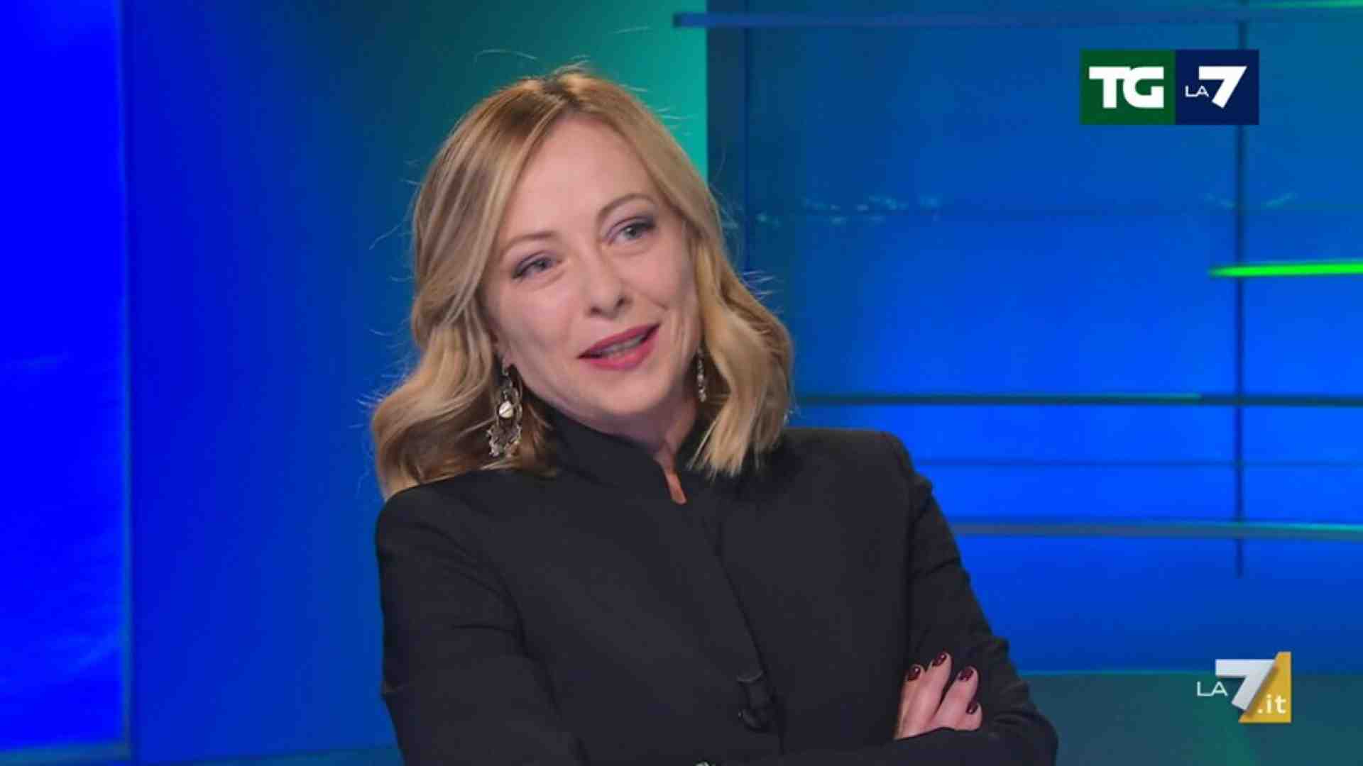 Immagine di Meloni alla fine va da Mentana: "Non mi risultano dati di Panetta sui migranti"