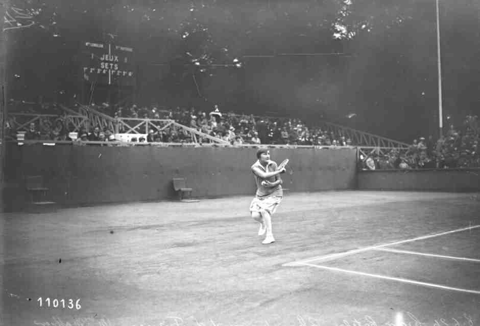 Simonne Mathieu l'8 giugno 1926, a Croix-Catelan durante i campionati francesi di tennis (foto Wikimedia Commons)&nbsp;<br />