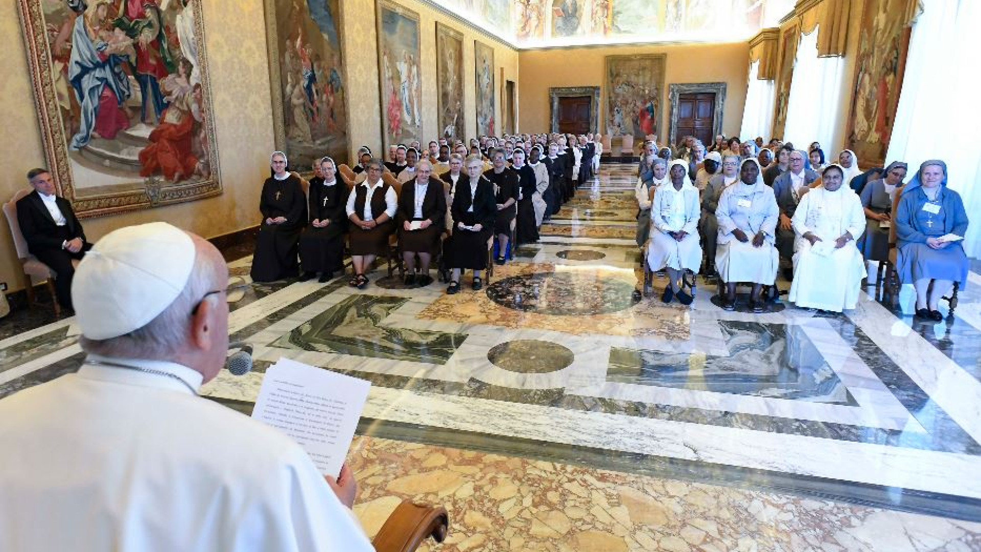 Immagine di Francesco alle Figlie della Misericordia: da voi ho ricevuto i Sacramenti