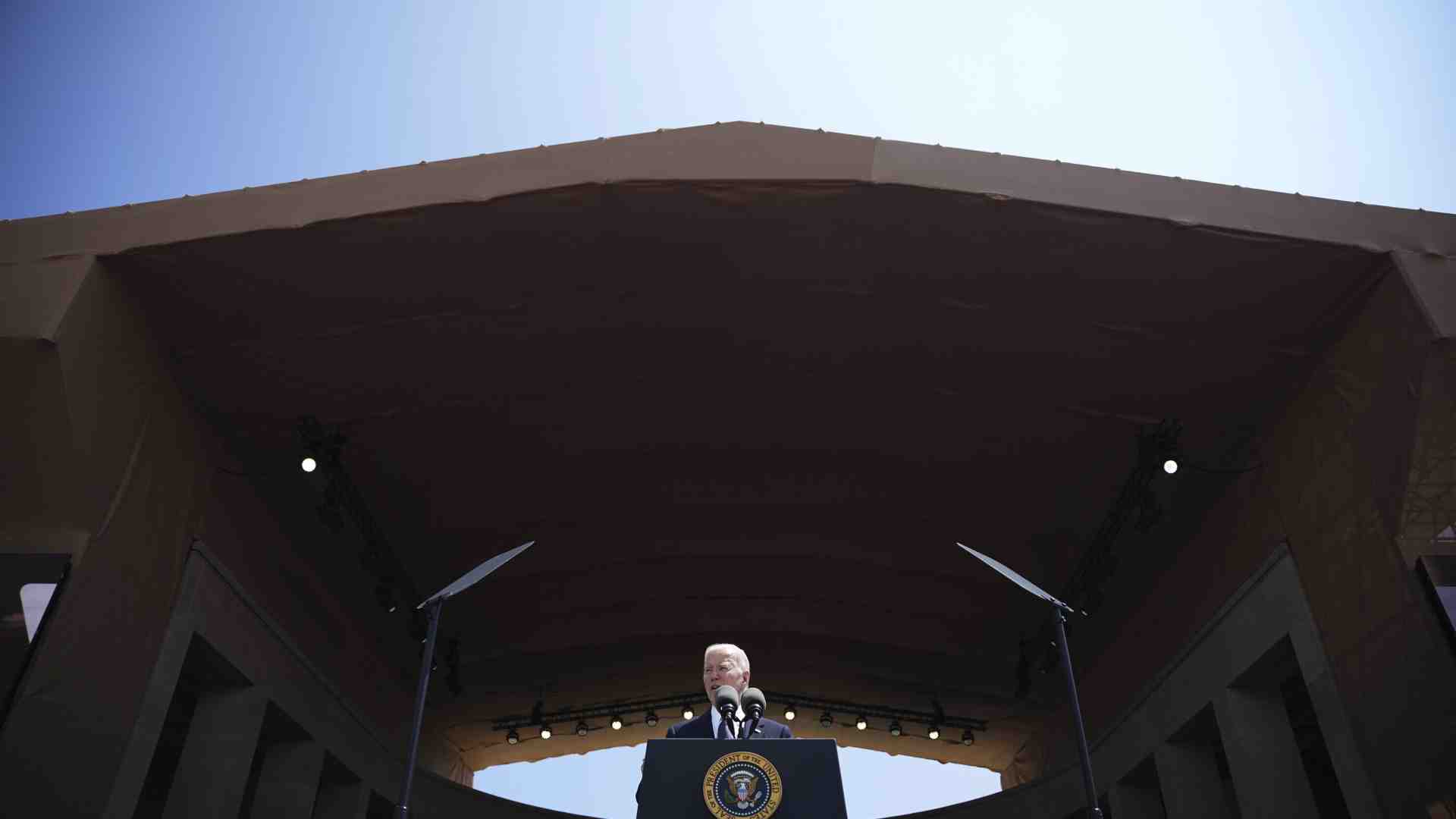 Immagine di Il roccioso discorso di Biden per il D-Day
