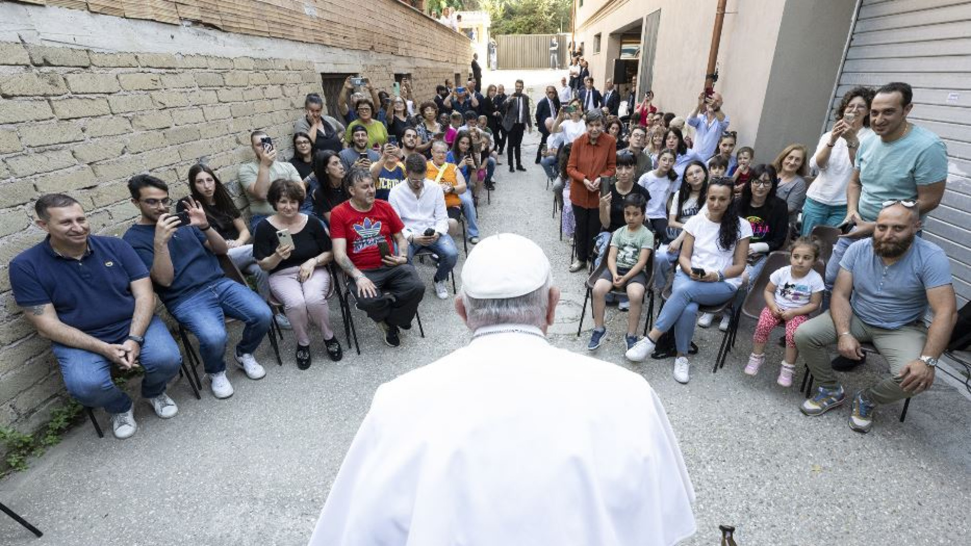 Immagine di Il Papa in un condominio romano: proteggiamo la famiglia