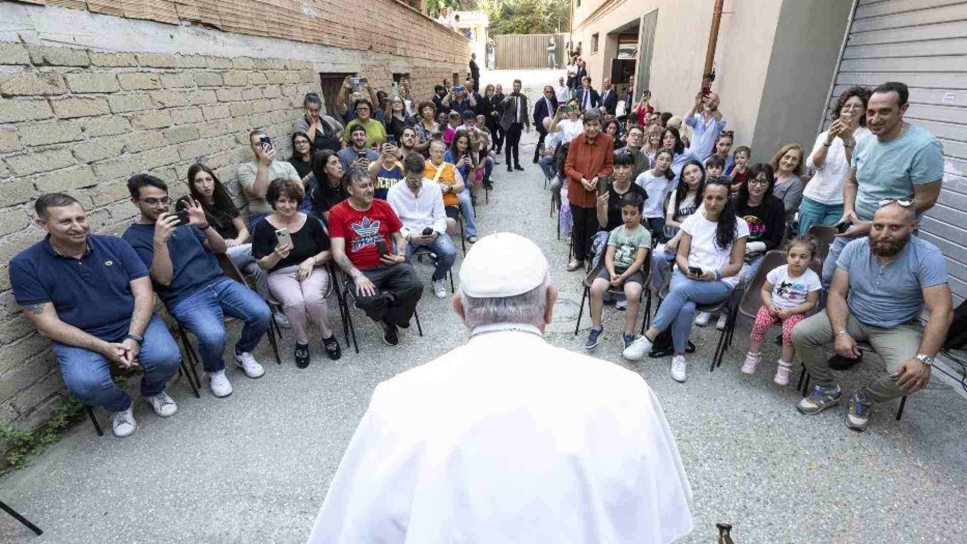 Immagine di Il Papa in un condominio romano: proteggiamo la famiglia