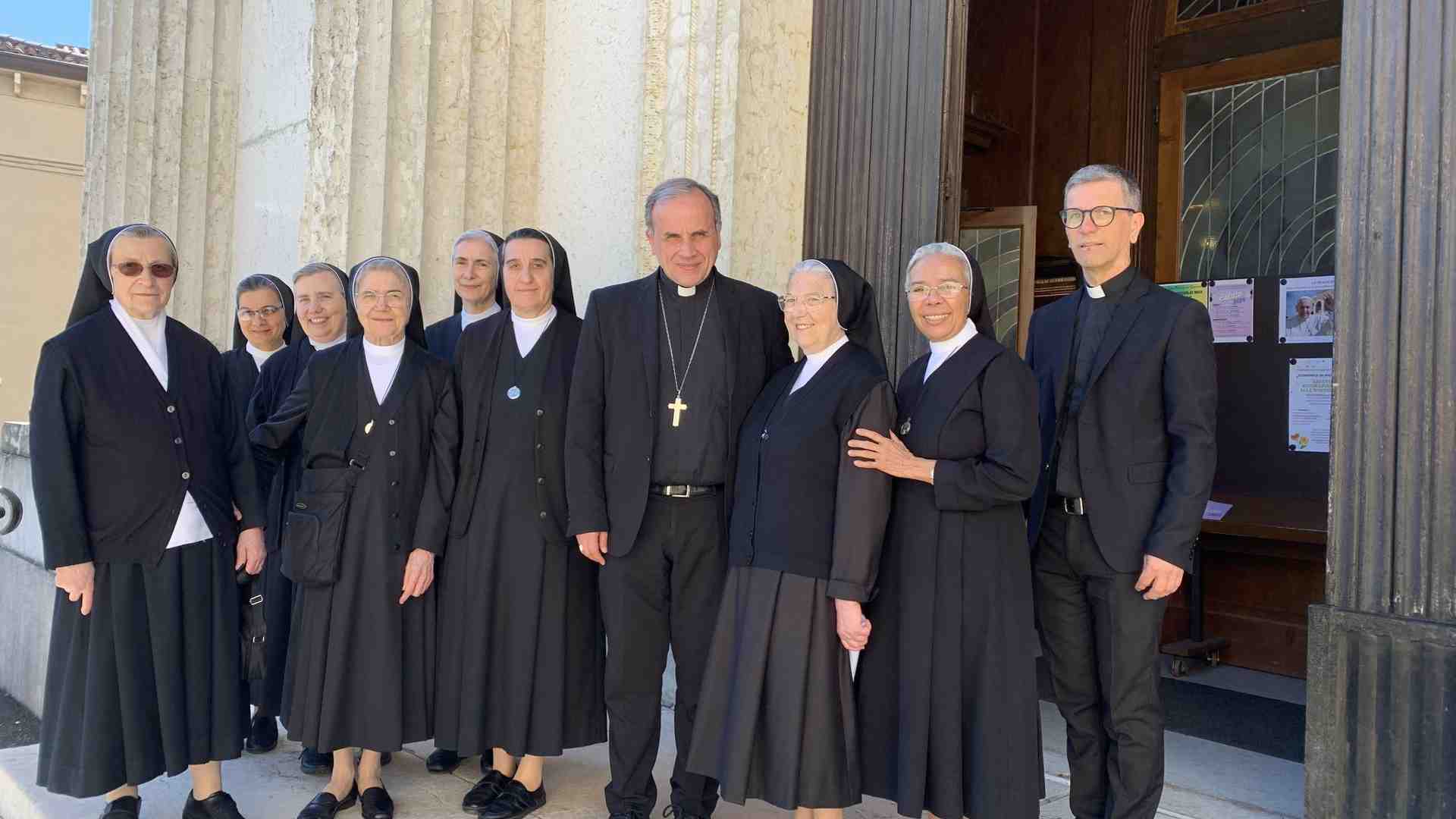 Immagine di Il saluto della comunità alle suore dorotee