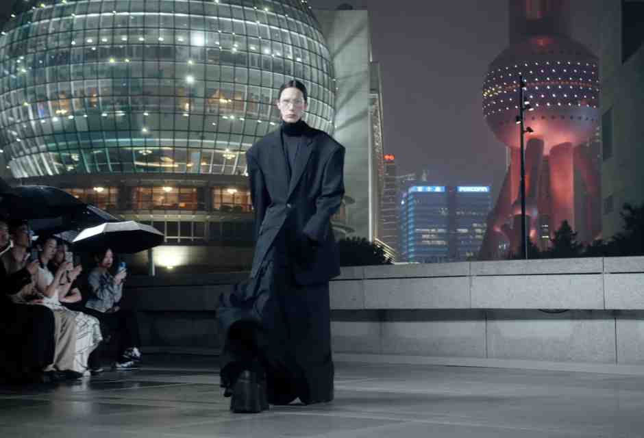 La collezione inverno 2025 di Balenciaga, presentata  sul molo del Pudong Museum di Shanghai&nbsp;<br />
