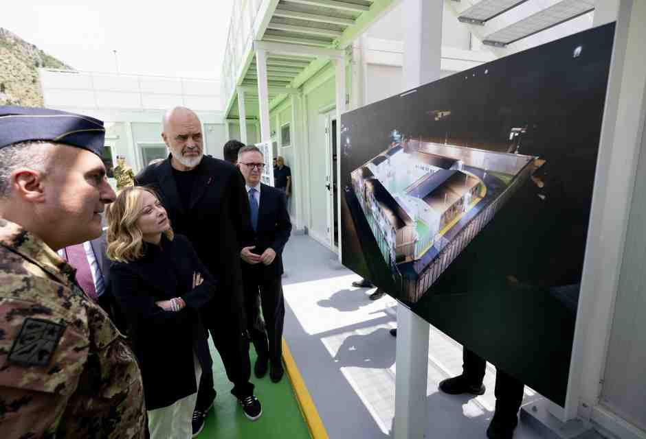 Giorgia Meloni in visita in Albania (LaPresse)<br />