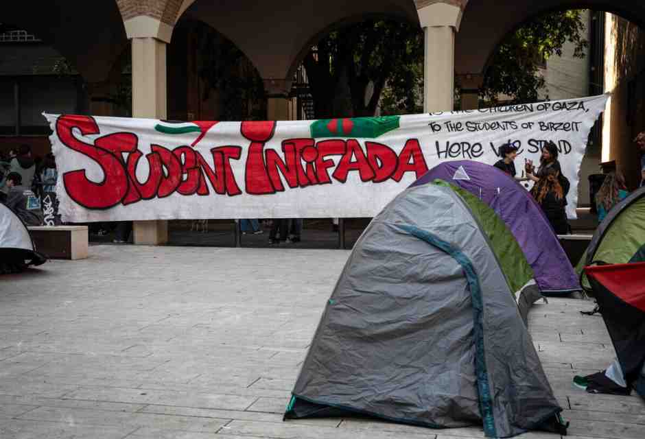 Studenti a Bologna (Ansa)