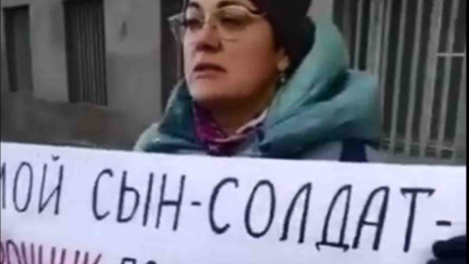 Immagine di Con le carrozzine al ministero: il coraggio di Mosca rimane “donna”