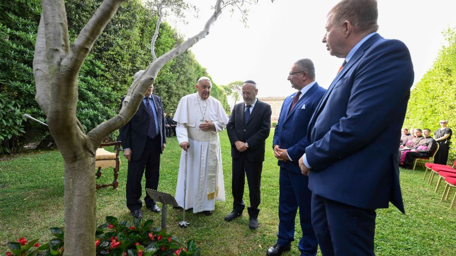 Immagine di Il Papa chiede di nuovo pace: «Fermare le armi, liberare gli ostaggi»