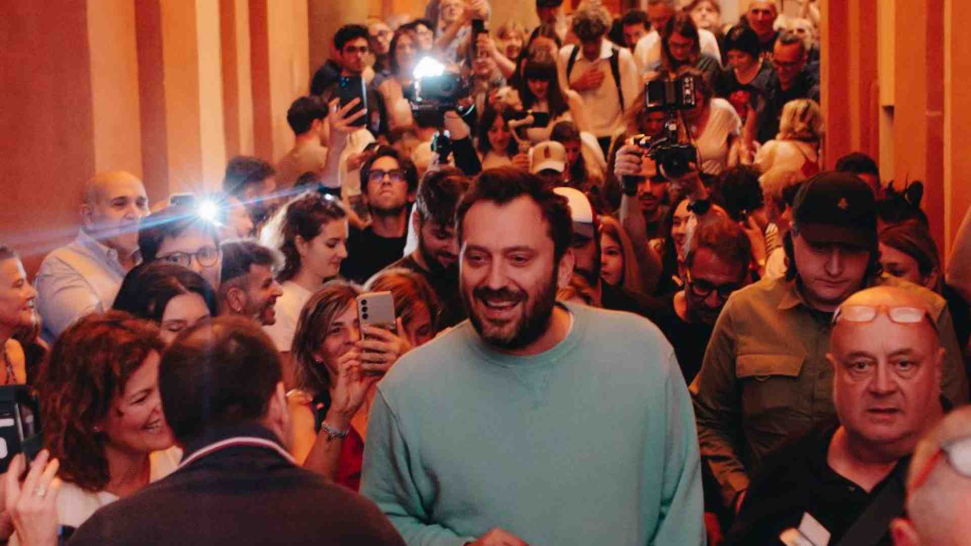 Immagine di "Luci a San Luca", Bologna in cammino sotto i suoi portici con Cremonini