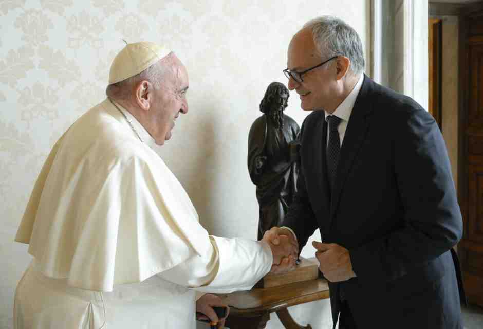 &nbsp;Roberto Gualtieri e Papa Francesco - foto Ansa