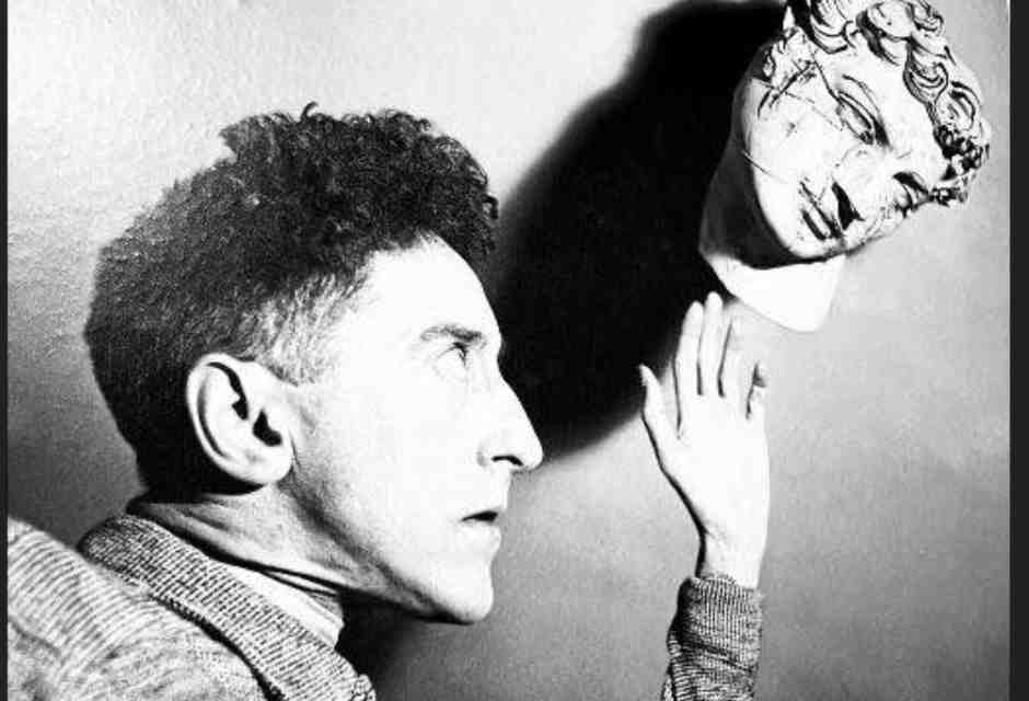 La rivincita del giocoliere. Jean Cocteau in una foto degli anni Trenta. La pi&ugrave; imperdibile delle mostre veneziane del momento &egrave; dedicata a lui al Guggenheim&nbsp;<br />