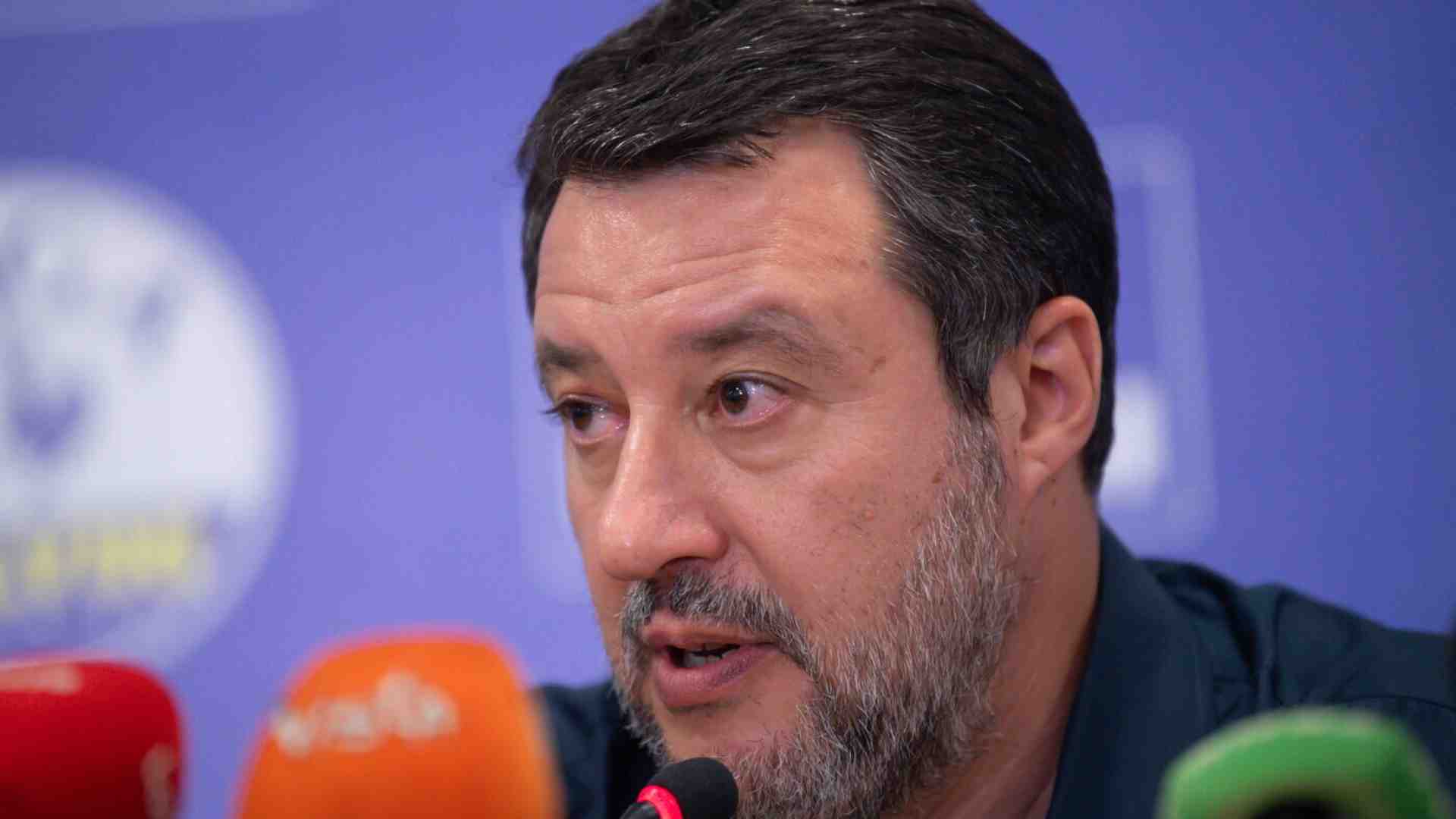 Immagine di Salvini pronto a espellere Bossi: "Ha mancato di rispetto a una comunità. Mi ricandido segretario"