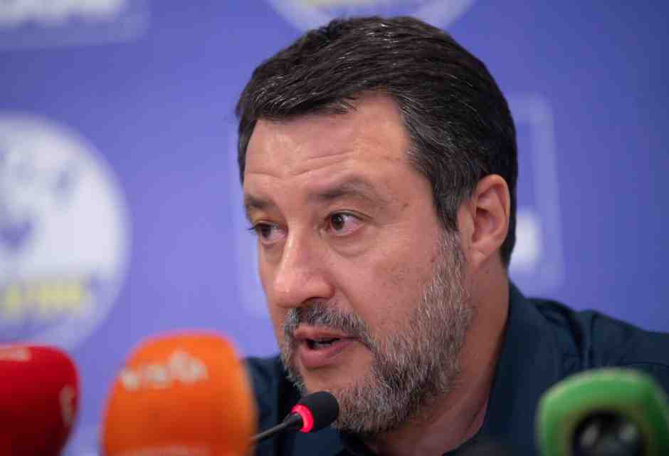 Salvini pronto a espellere Bossi: "Ha mancato di rispetto a una comunità. Mi ricandido segretario"