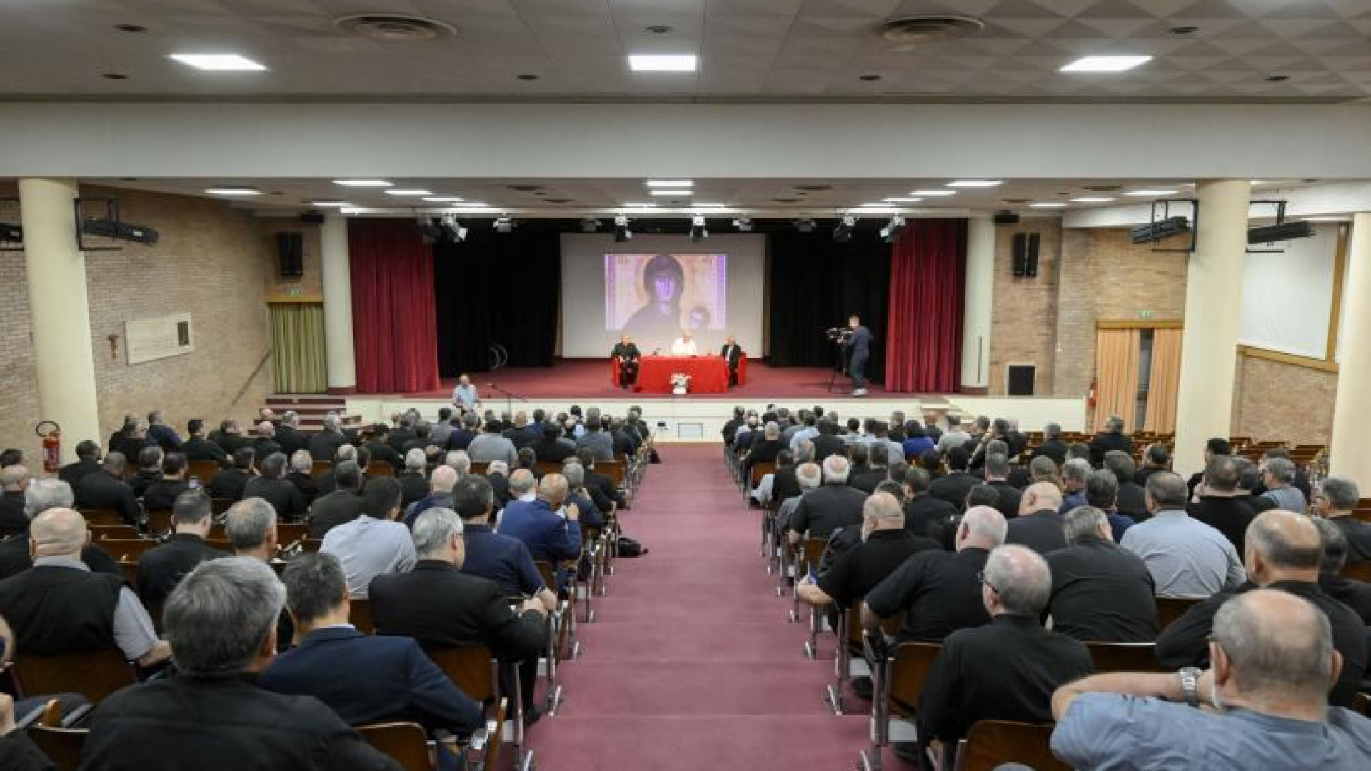 Immagine di Giubileo e seminaristi gay, l'incontro del Papa con i sacerdoti romani
